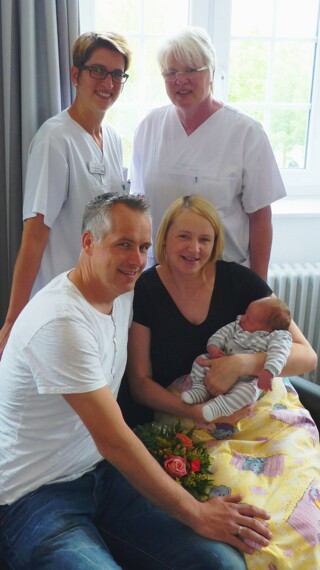 Mit den Eltern Sabrina und Jochen Voges freuen sich Pflegeleitung Britta Pohlmann und Kinderkrankenschwester Marianne Niebuer über den kleinen Henrik.